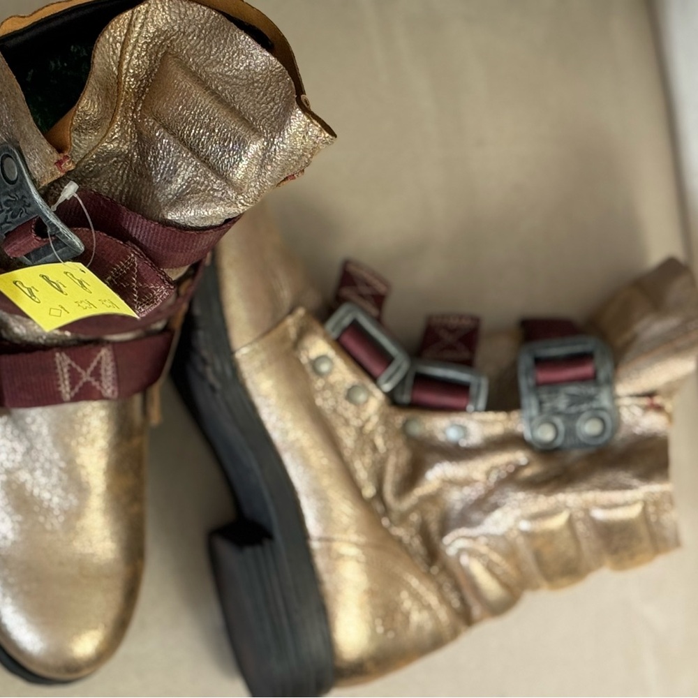 NWT Fly London, Stif metallic boot, size 42. SUPER COOL! - Picture 3 of 9